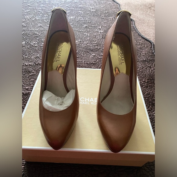 Michael Kors Hamilton Pumps. Like New! Size 8. - Picture 2 of 7